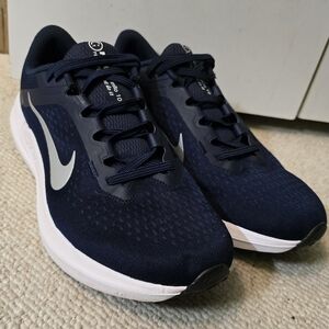 MEN'S Nike Winflo 10 running shoes. Navy Blue upper, white lower.
